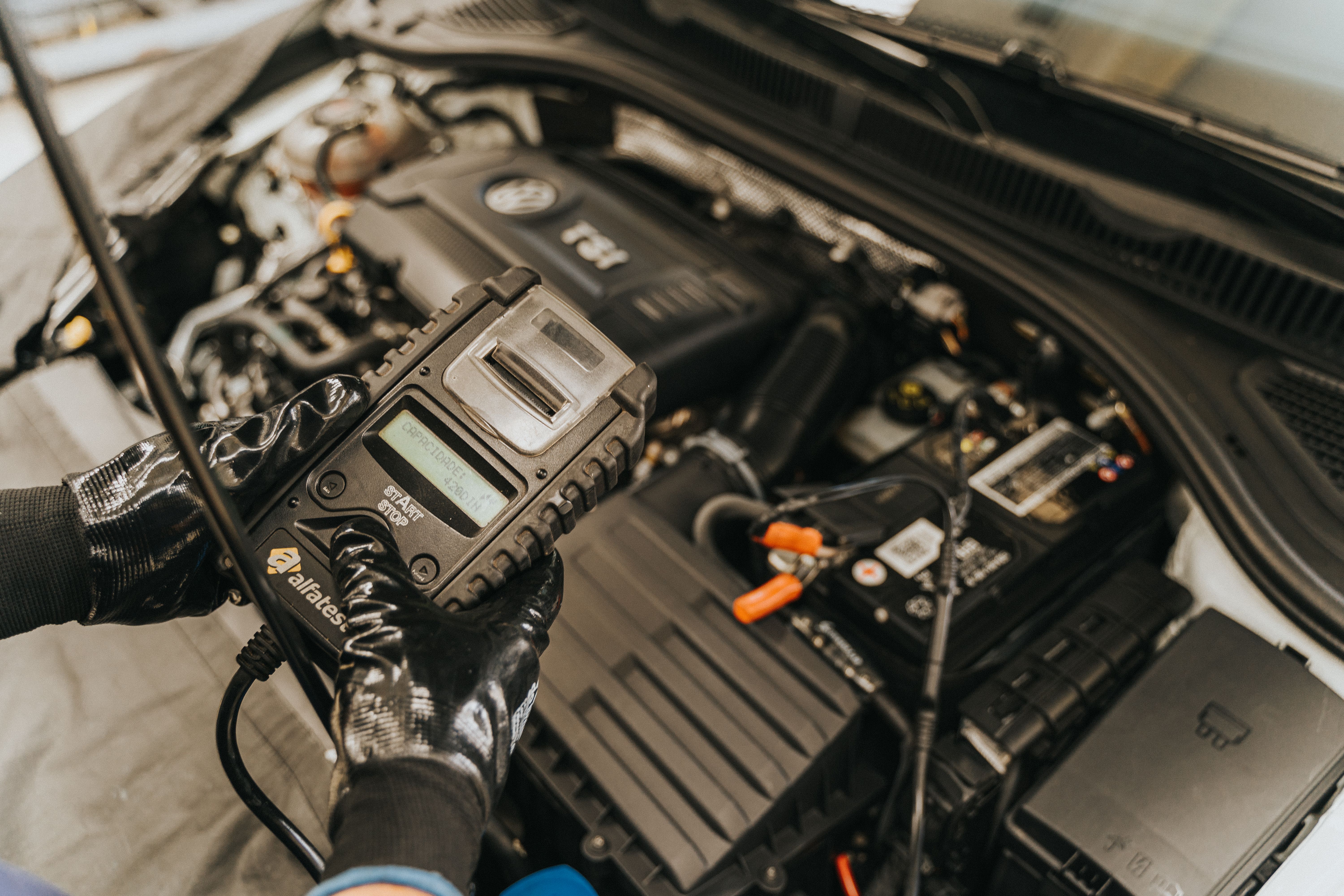 Técnico realizando un diagnóstico sobre el motor de un vehículo